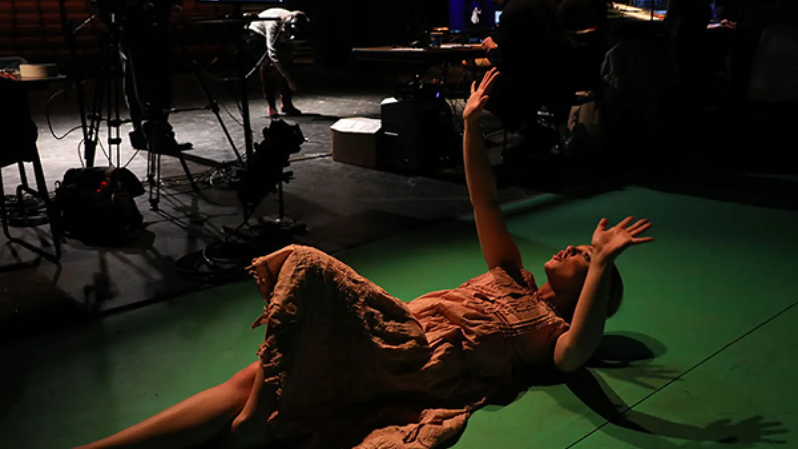 Live performer on a greenscreen. Physical camera is mounted above. Videostream is on a plane below the floor in the virtual world.